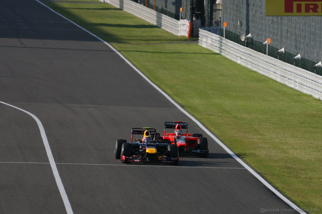 GP GIAPPONE, 07.10.2012- Gara, Mark Webber (AUS) Red Bull Racing RB8 e Timo Glock (GER) Marussia F1 Team MR01 
