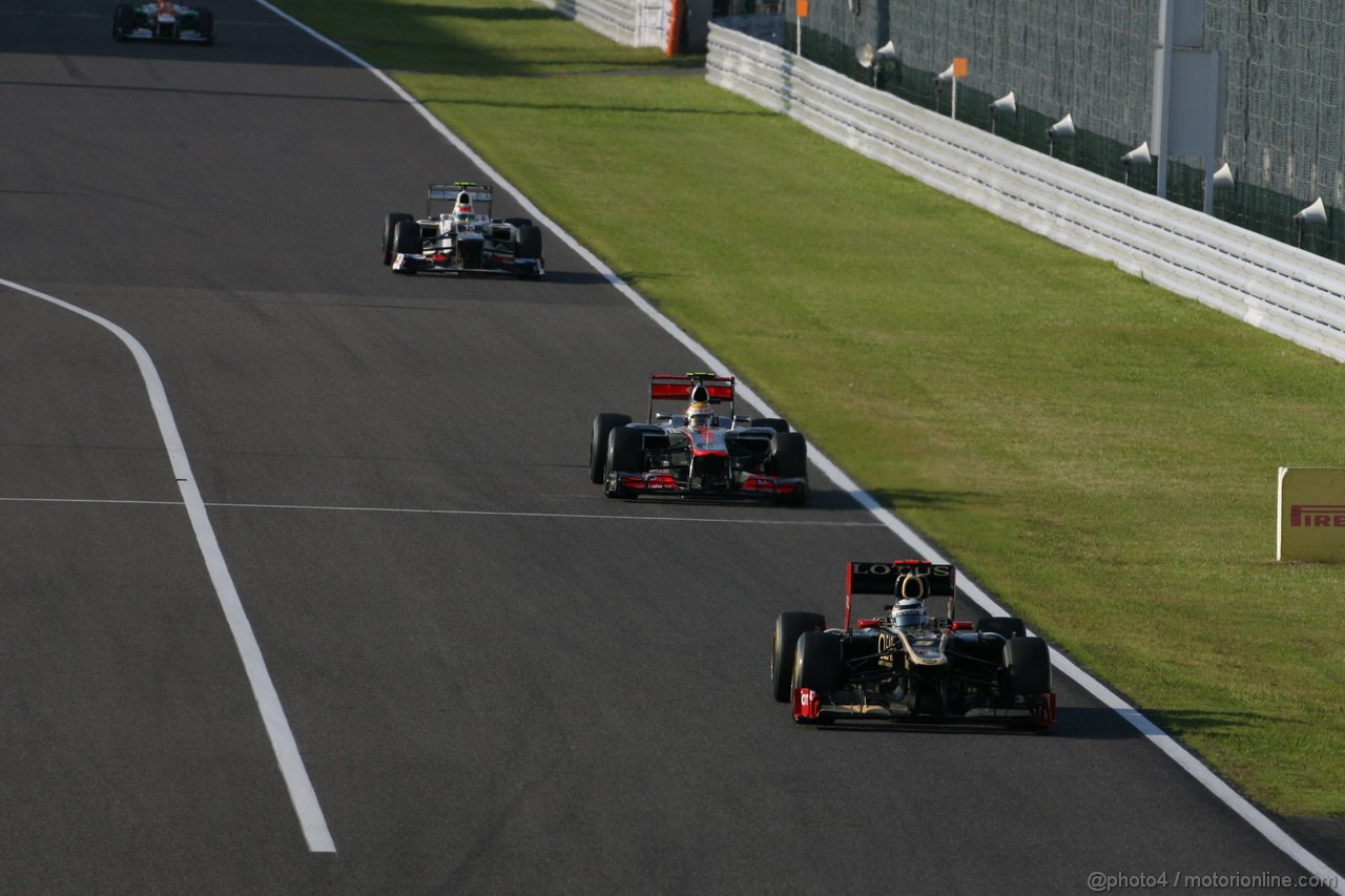 GP GIAPPONE, 07.10.2012- Gara, Kimi Raikkonen (FIN) Lotus F1 Team E20 davanti a Lewis Hamilton (GBR) McLaren Mercedes MP4-27 