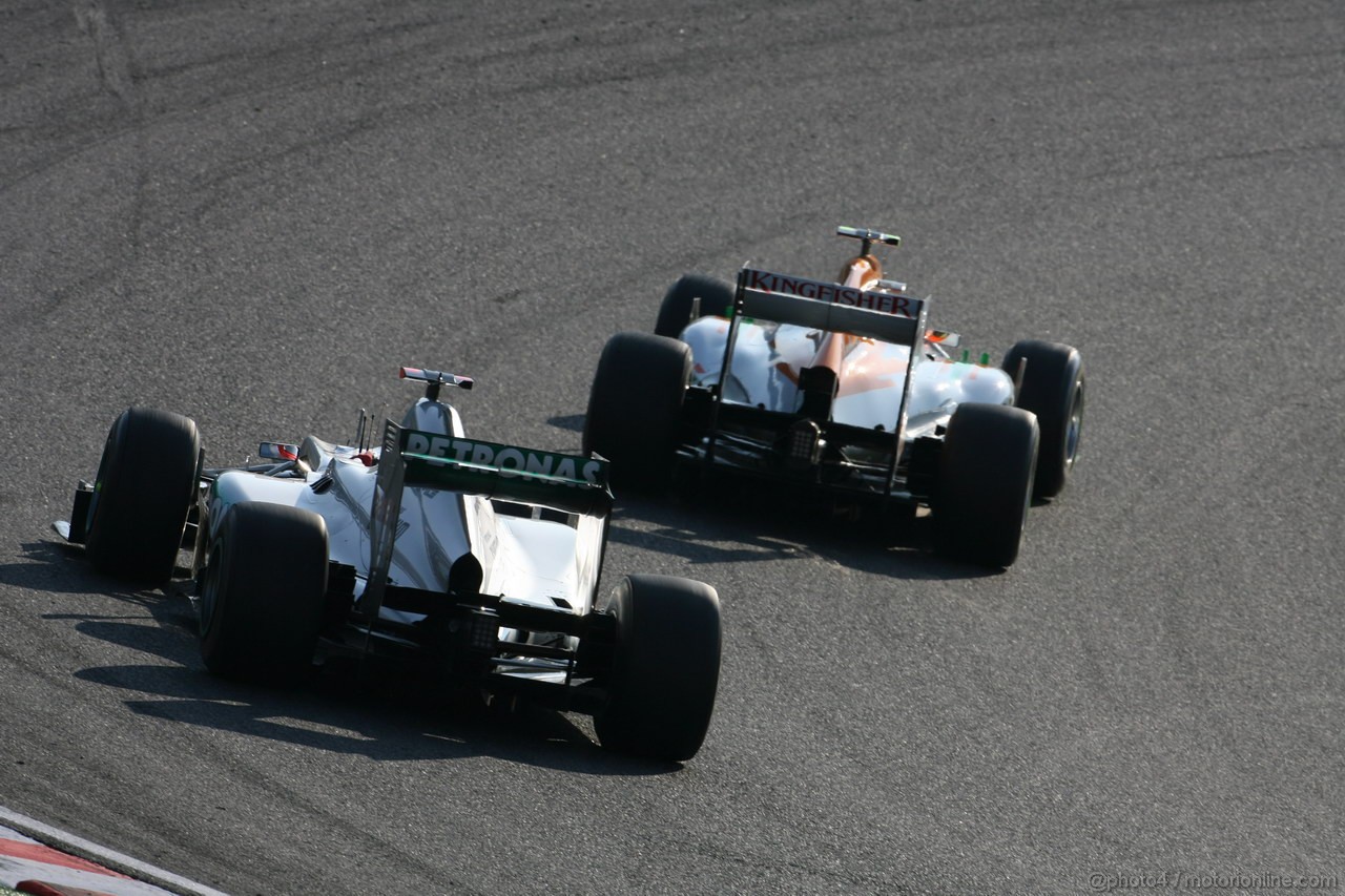 GP GIAPPONE, 07.10.2012- Gara, Michael Schumacher (GER) Mercedes AMG F1 W03 e Nico Hulkenberg (GER) Sahara Force India F1 Team VJM05 