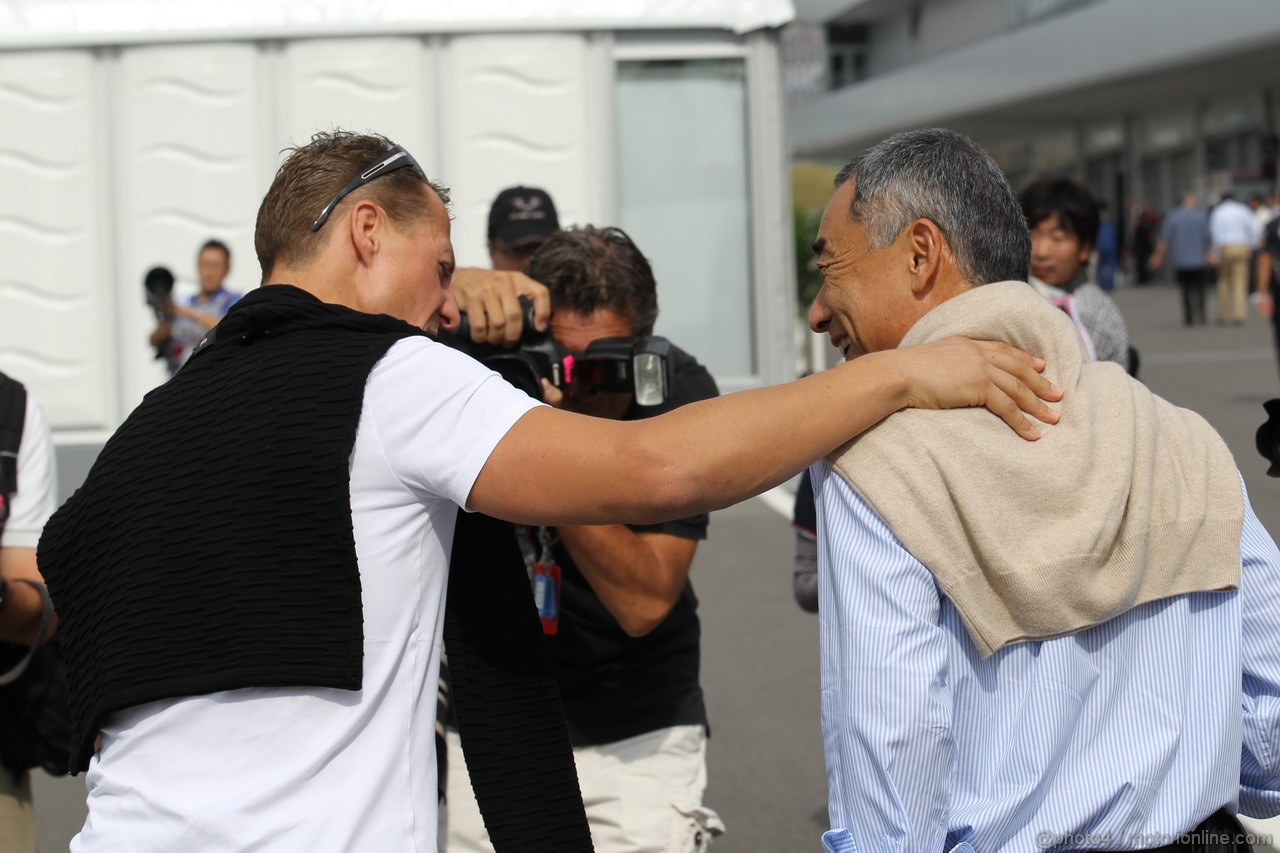 GP GIAPPONE, 06.10.2012- Michael Schumacher (GER) Mercedes AMG F1 W03 e Hiroshi Yasukawa (JPN), Bridgestone 