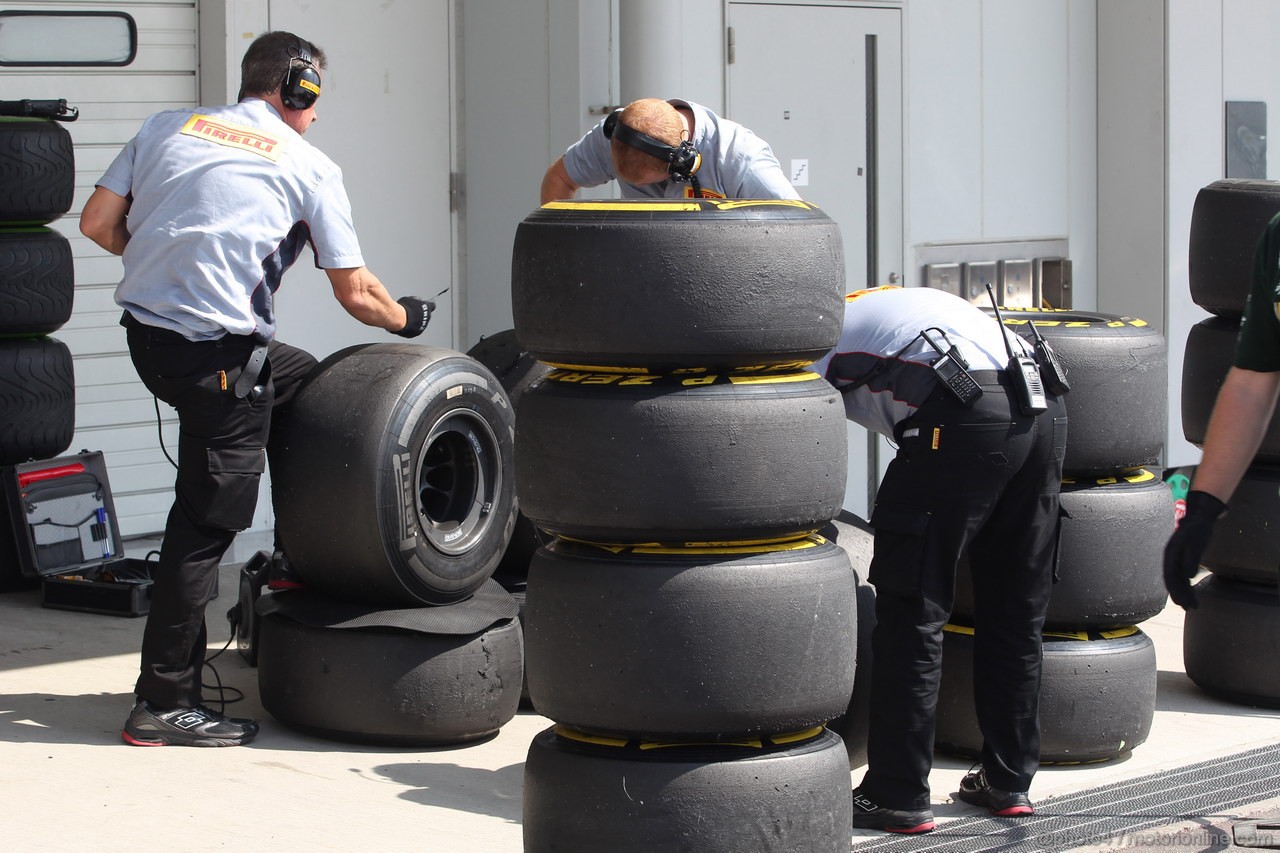 GP GIAPPONE, 06.10.2012- Prove Libere 3, Pirelli Tyres 