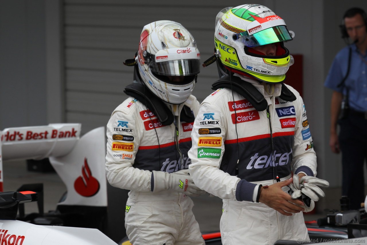 GP GIAPPONE, 06.10.2012- Qualifiche, (L-R) Kamui Kobayashi (JAP) Sauber F1 Team C31 e Sergio Prez (MEX) Sauber F1 Team C31