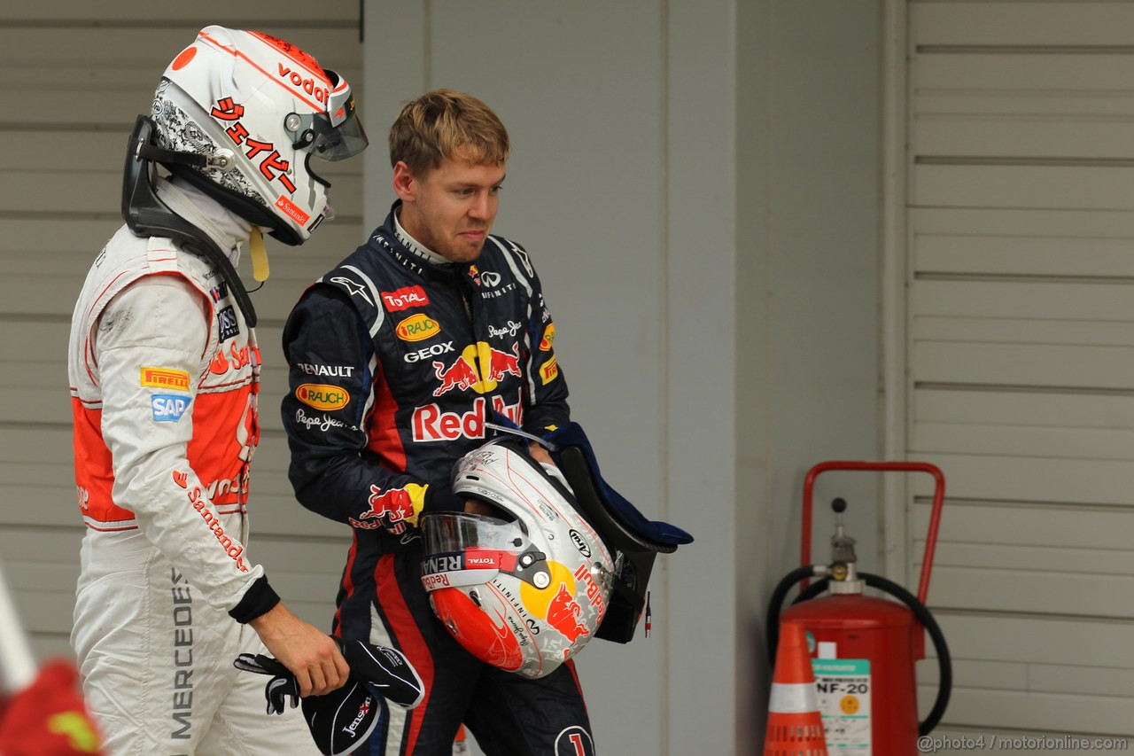 GP GIAPPONE, 06.10.2012- Qualifiche, terzo Jenson Button (GBR) McLaren Mercedes MP4-27 e Sebastian Vettel (GER) Red Bull Racing RB8 pole position