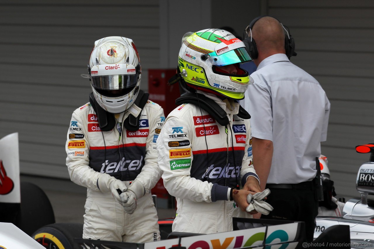 GP GIAPPONE, 06.10.2012- Qualifiche, (L-R) Kamui Kobayashi (JAP) Sauber F1 Team C31 e Sergio Prez (MEX) Sauber F1 Team C31 