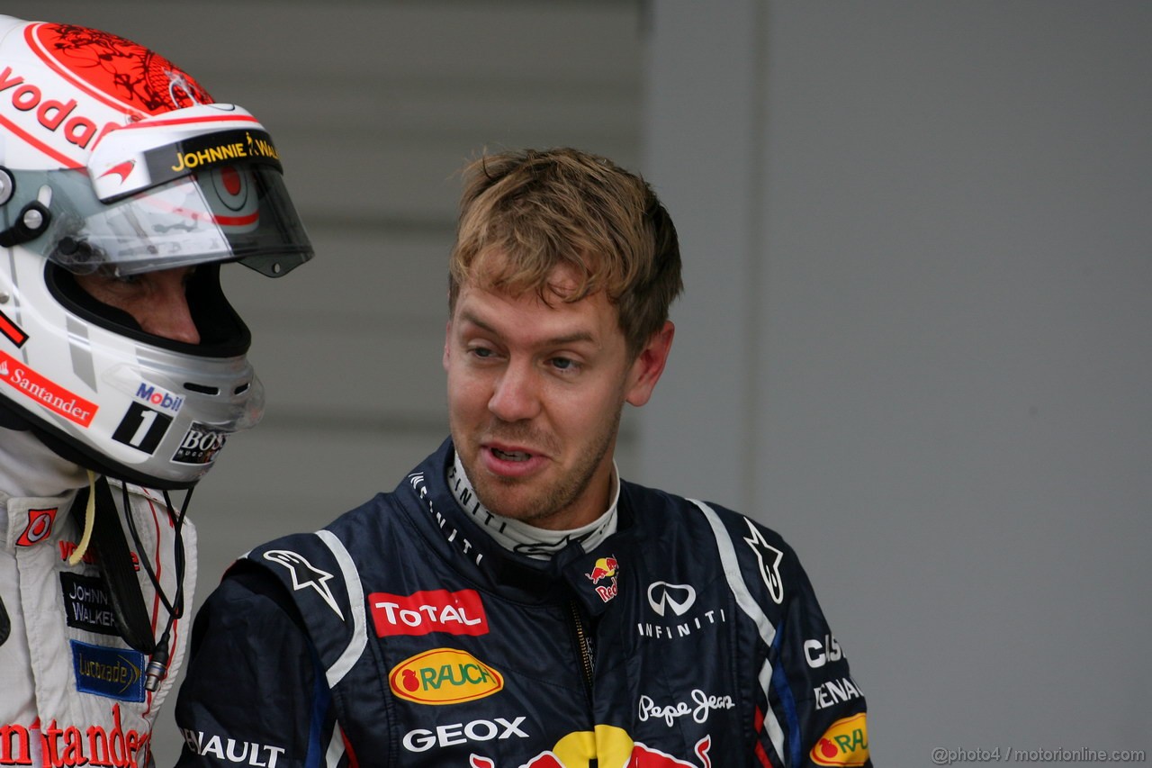 GP GIAPPONE, 06.10.2012- Qualifiche, Jenson Button (GBR) McLaren Mercedes MP4-27 e Sebastian Vettel (GER) Red Bull Racing RB8 pole position 