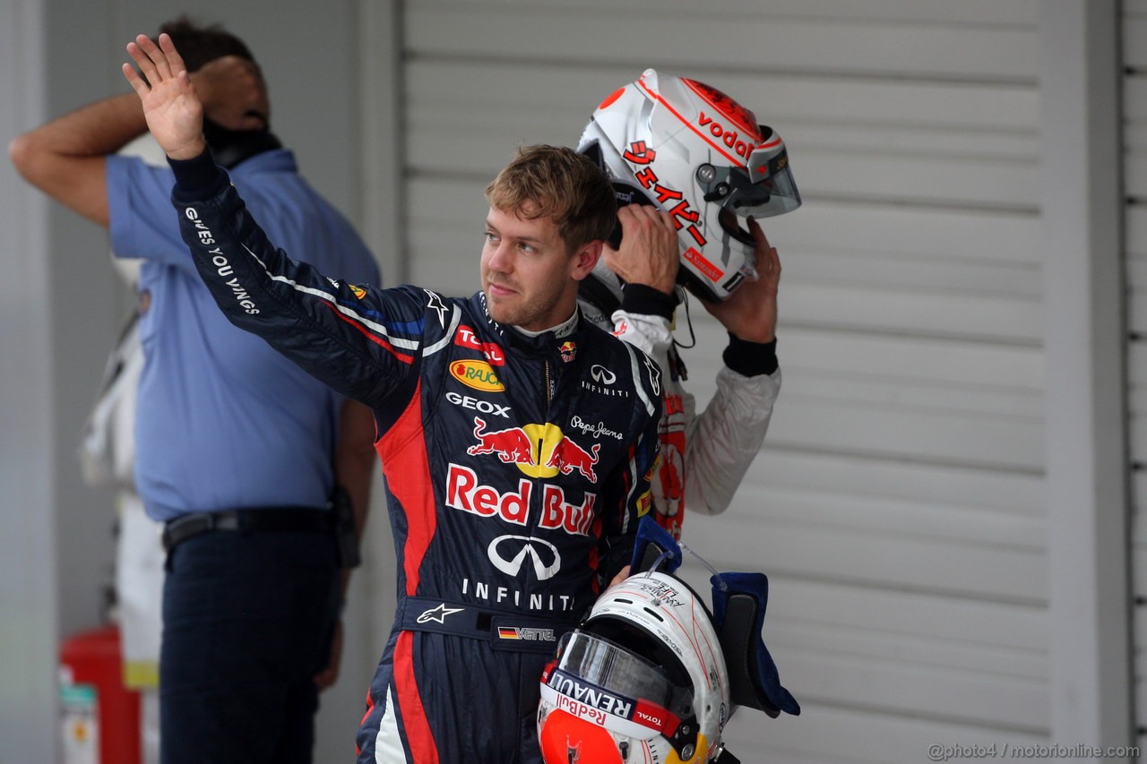 GP GIAPPONE, 06.10.2012- Qualifiche, Sebastian Vettel (GER) Red Bull Racing RB8 pole position e terzo Jenson Button (GBR) McLaren Mercedes MP4-27 