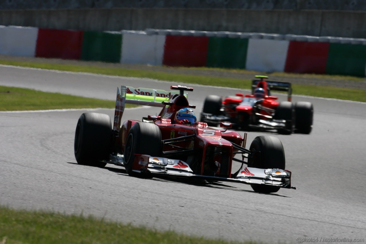 GP GIAPPONE, 05.10.2012- Prove Libere 1, Fernando Alonso (ESP) Ferrari F2012 davanti a Charles Pic (FRA) Marussia F1 Team MR01 