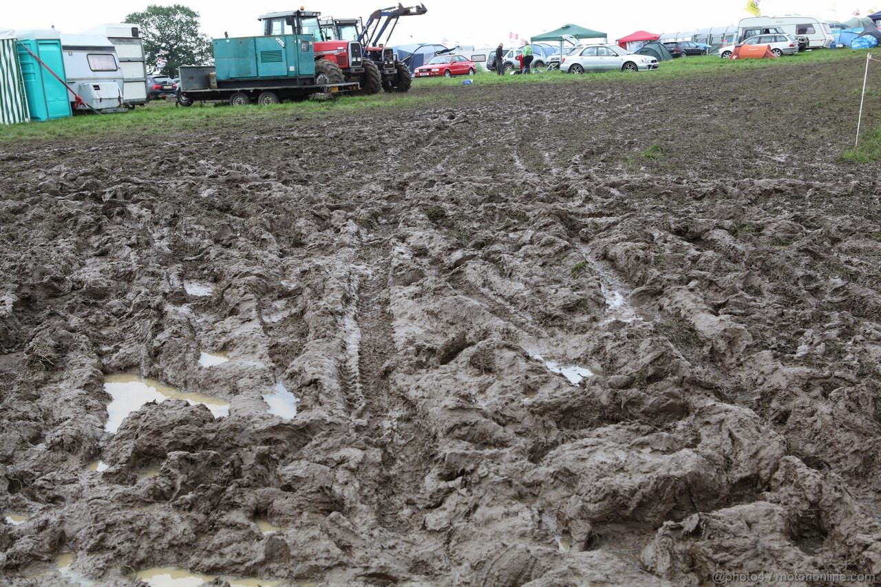 GP GRAN BRETAGNA, 08.07.2012- Wet e muddy car parks e camp sites at the circuit