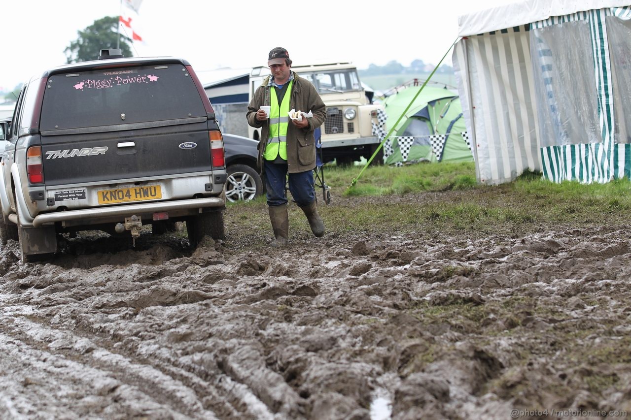 GP GRAN BRETAGNA, 08.07.2012- Wet e muddy car parks e camp sites at the circuit