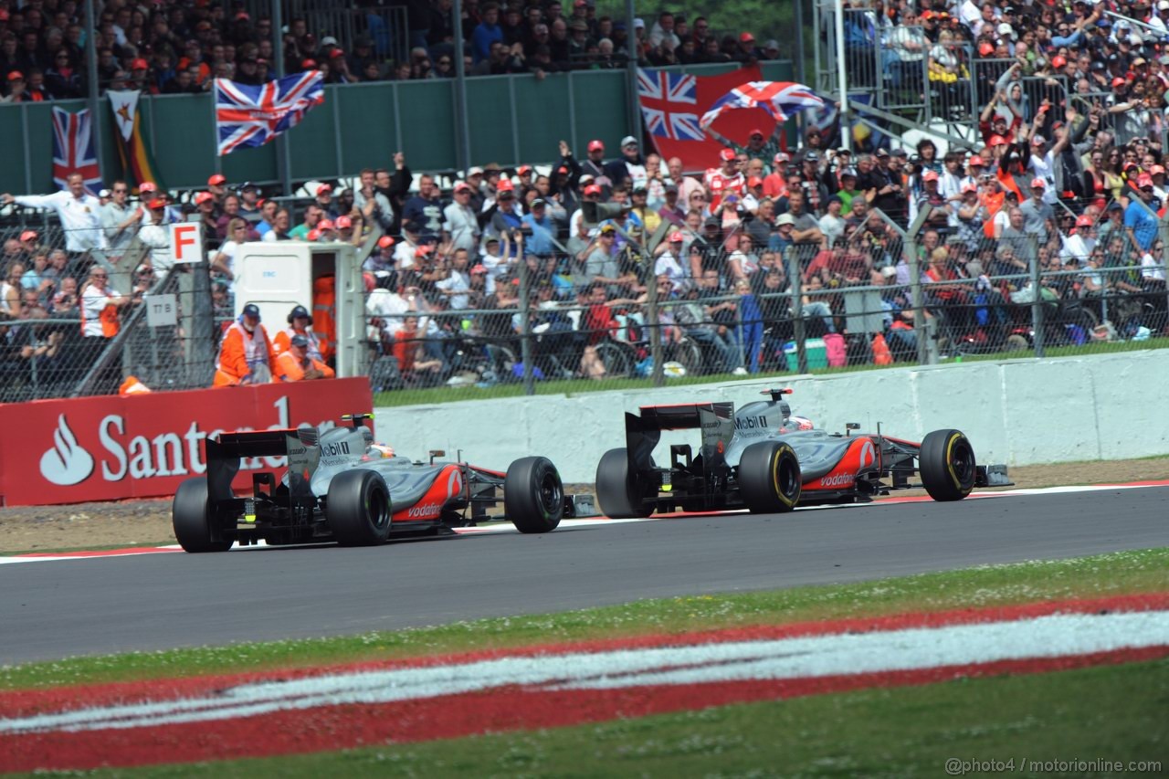 GP GRAN BRETAGNA, 08.07.2012- Gara, Lewis Hamilton (GBR) McLaren Mercedes MP4-27 e Jenson Button (GBR) McLaren Mercedes MP4-27 