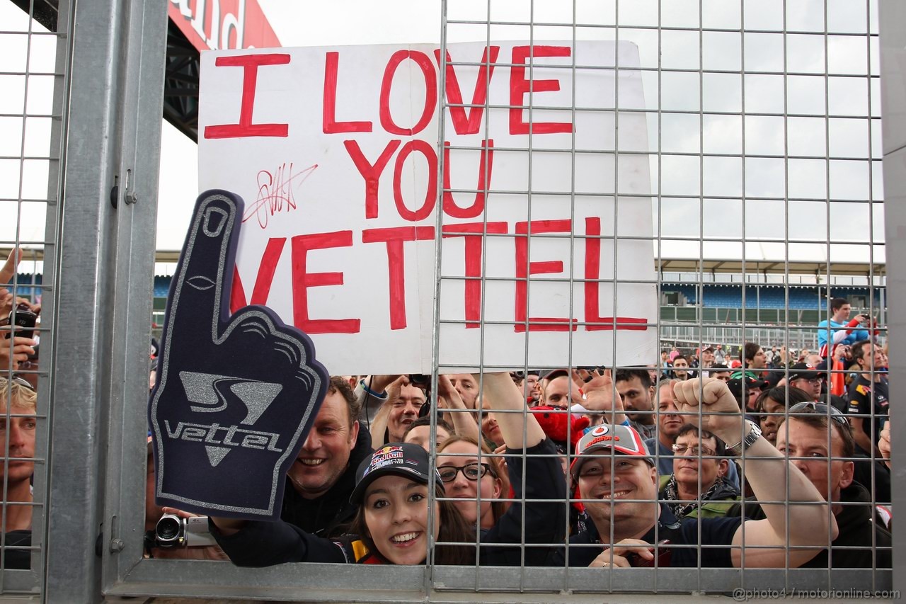 GP GRAN BRETAGNA, 08.07.2012- Fans of Sebastian Vettel (GER) Red Bull Racing RB8 