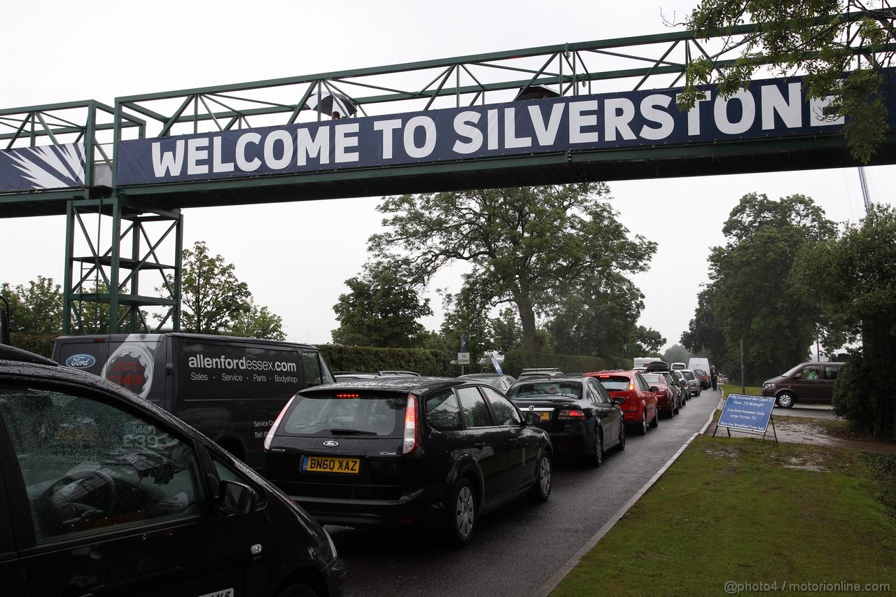 GP GRAN BRETAGNA, 06.07.2012- The trafic in the entrance of Silverstone circuit