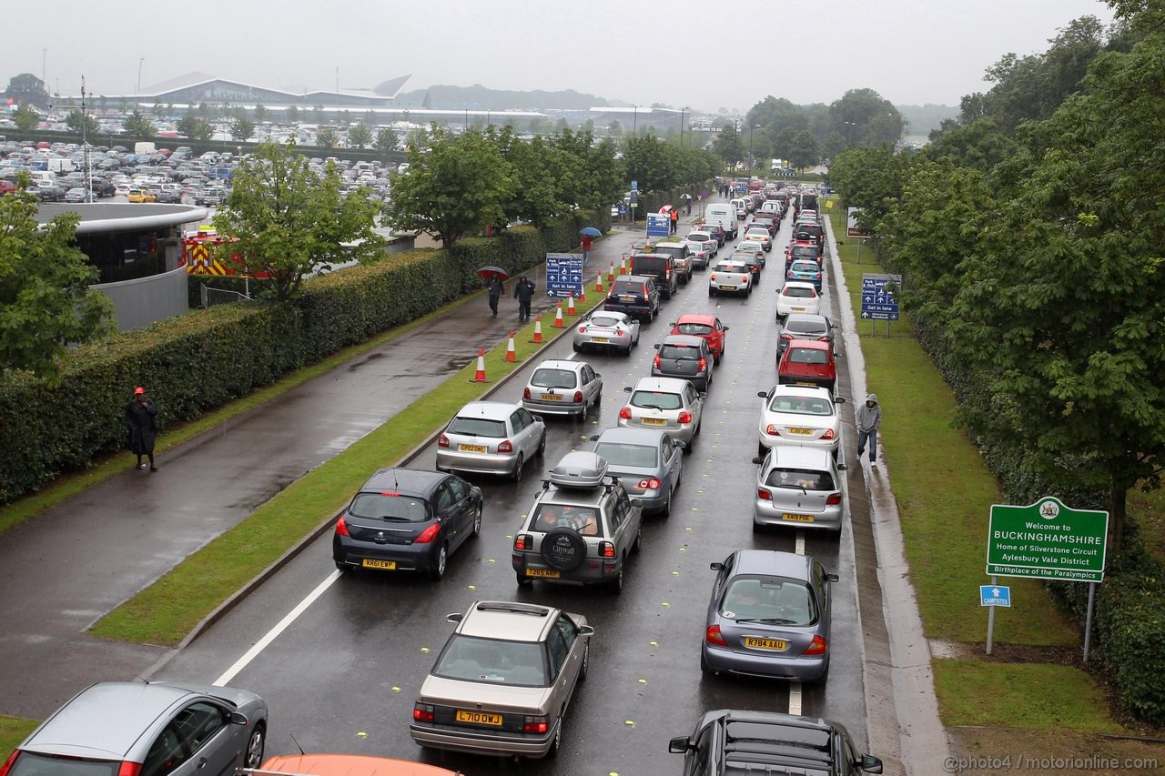 GP GRAN BRETAGNA, 06.07.2012- The trafic in the entrance of Silverstone circuit