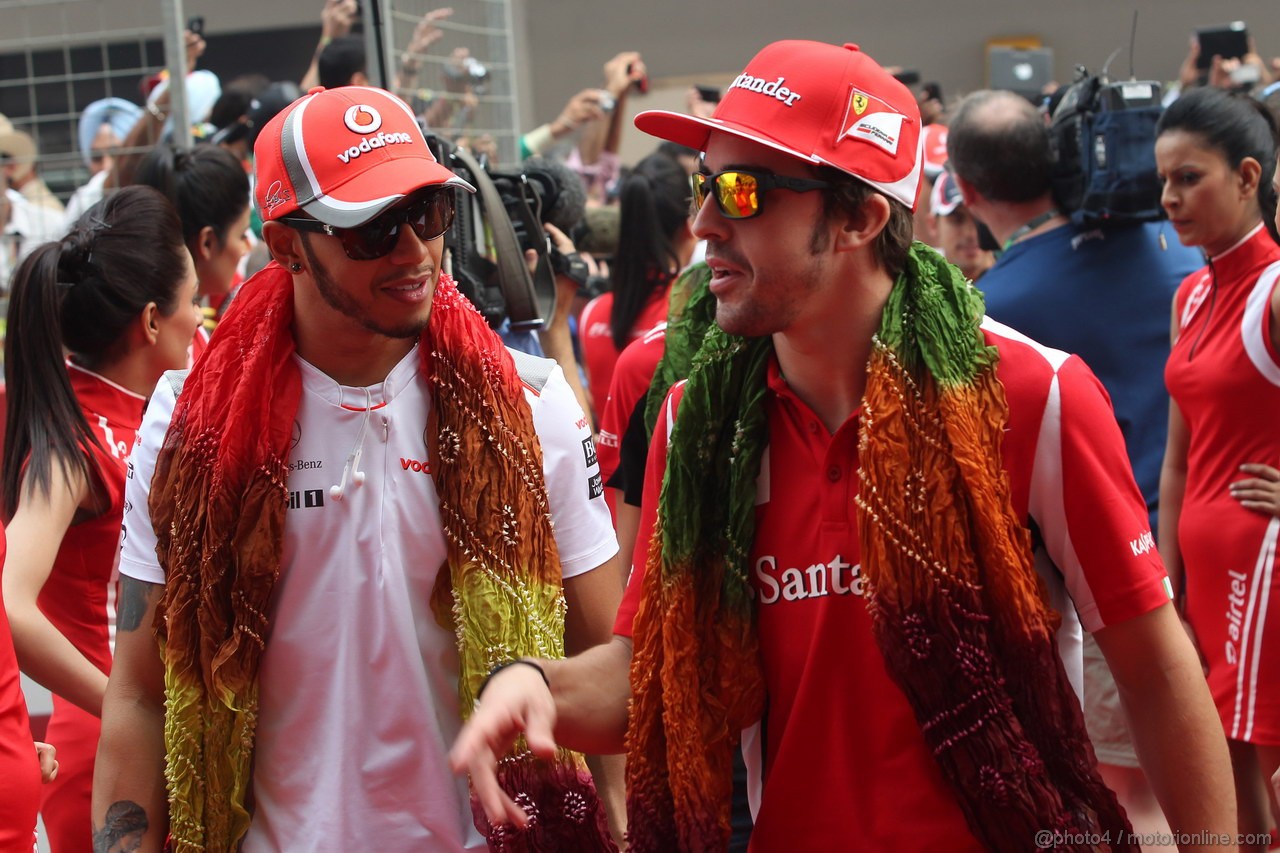 GP INDIA, 28.10.2012- Lewis Hamilton (GBR) McLaren Mercedes MP4-27 e Fernando Alonso (ESP) Ferrari F2012 at drivers parade  