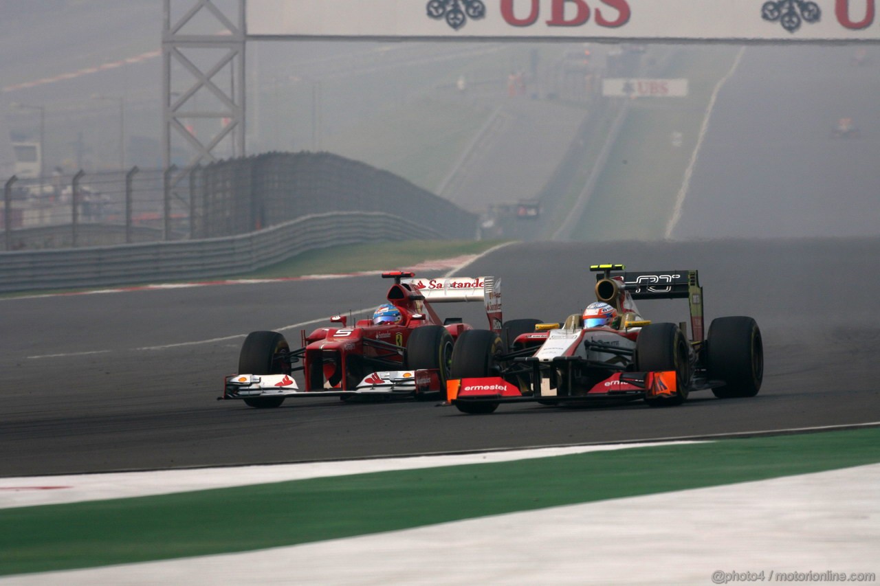 GP INDIA, 28.10.2012- Gara, Fernando Alonso (ESP) Ferrari F2012 e Narain Karthikeyan (IND) HRT Formula 1 Team F112 