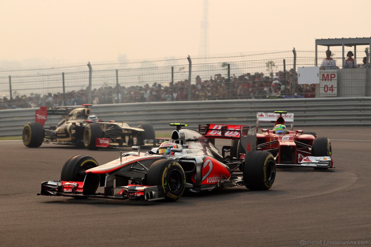 GP INDIA, 28.10.2012- Gara, Lewis Hamilton (GBR) McLaren Mercedes MP4-27 davanti a Felipe Massa (BRA) Ferrari F2012 
