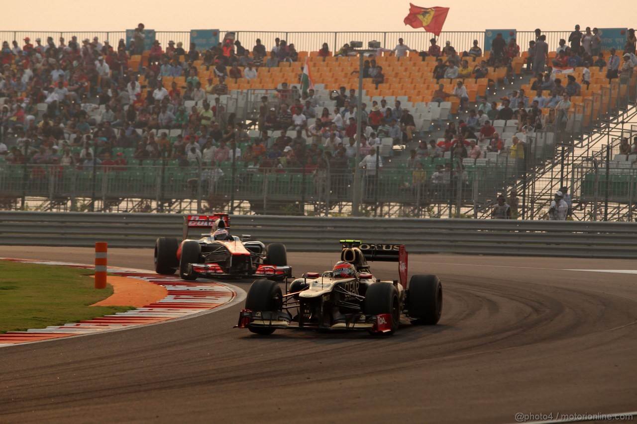 GP INDIA, 28.10.2012- Gara, Romain Grosjean (FRA) Lotus F1 Team E20 davanti a Jenson Button (GBR) McLaren Mercedes MP4-27 