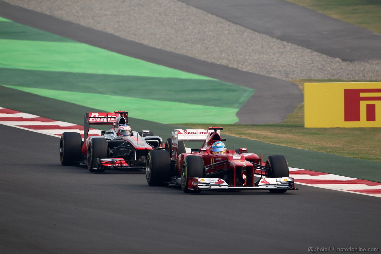 GP INDIA, 28.10.2012- Gara, Jenson Button (GBR) McLaren Mercedes MP4-27 e Fernando Alonso (ESP) Ferrari F2012 