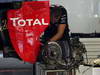 GP INDIA, 25.10.2012- Mechanics Lotus work on the car