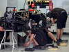 GP INDIA, 25.10.2012- Mechanics Lotus work on the car