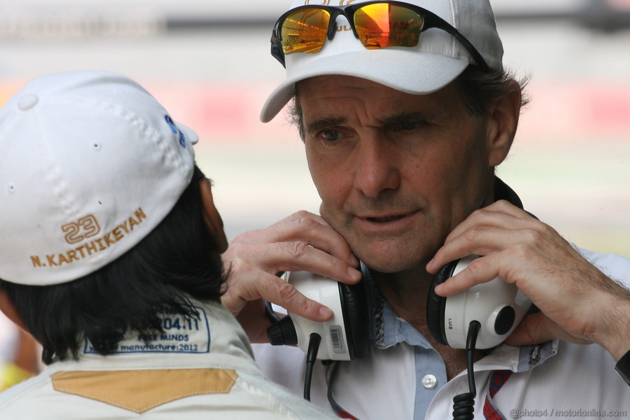 GP INDIA, 27.10.2012- Prove Libere 3, Narain Karthikeyan (IND) HRT Formula 1 Team F112 e and Luis Prez-Sala (ESP), HRT Team Principal 