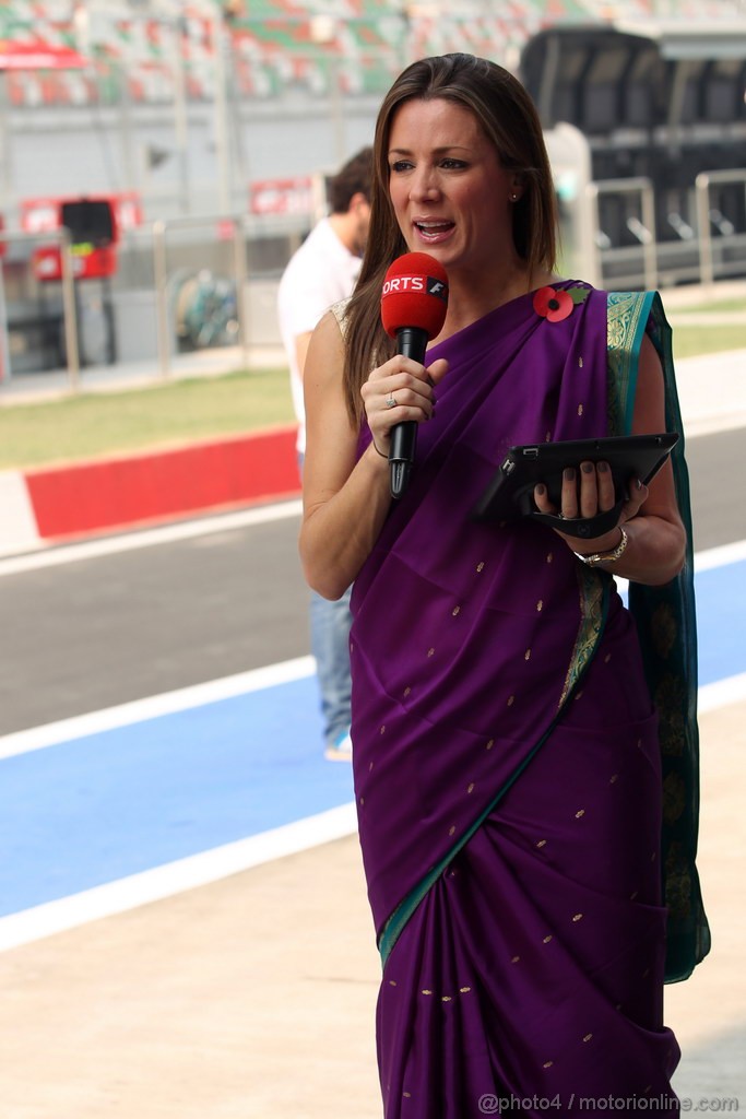 GP INDIA, 27.10.2012- Prove Libere 3, Ragazza in the pit lane