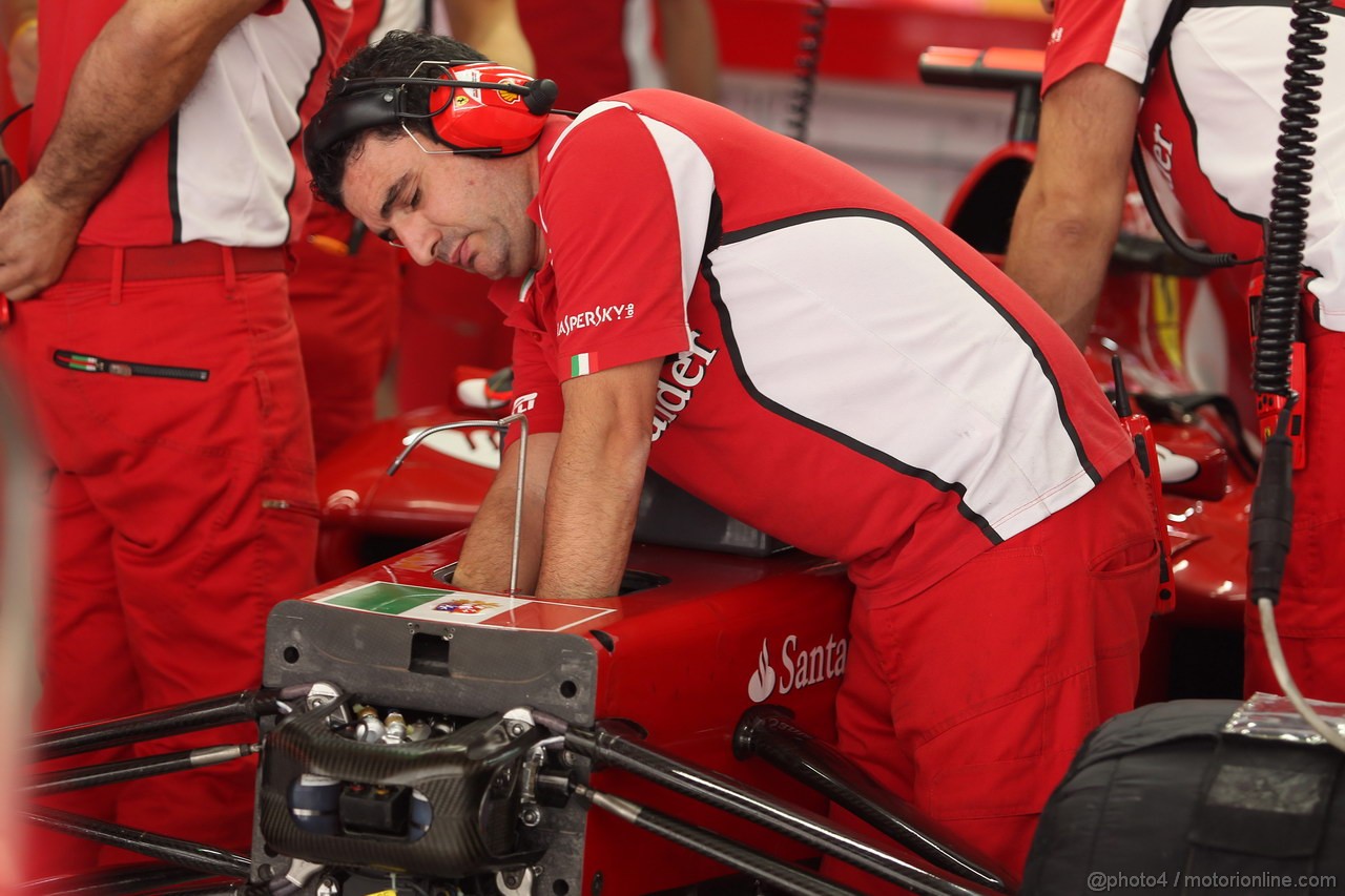 GP INDIA, 27.10.2012- Prove Libere 3, Mechanics work on the car