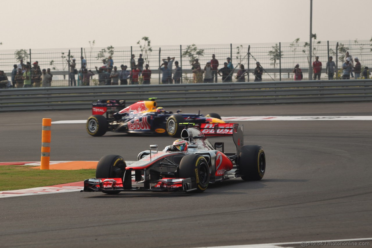 GP INDIA, 27.10.2012- Qualifiche, Lewis Hamilton (GBR) McLaren Mercedes MP4-27 davanti a Mark Webber (AUS) Red Bull Racing RB8 