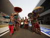 GP INDIA, 27.10.2012- Dancers in the pit lane