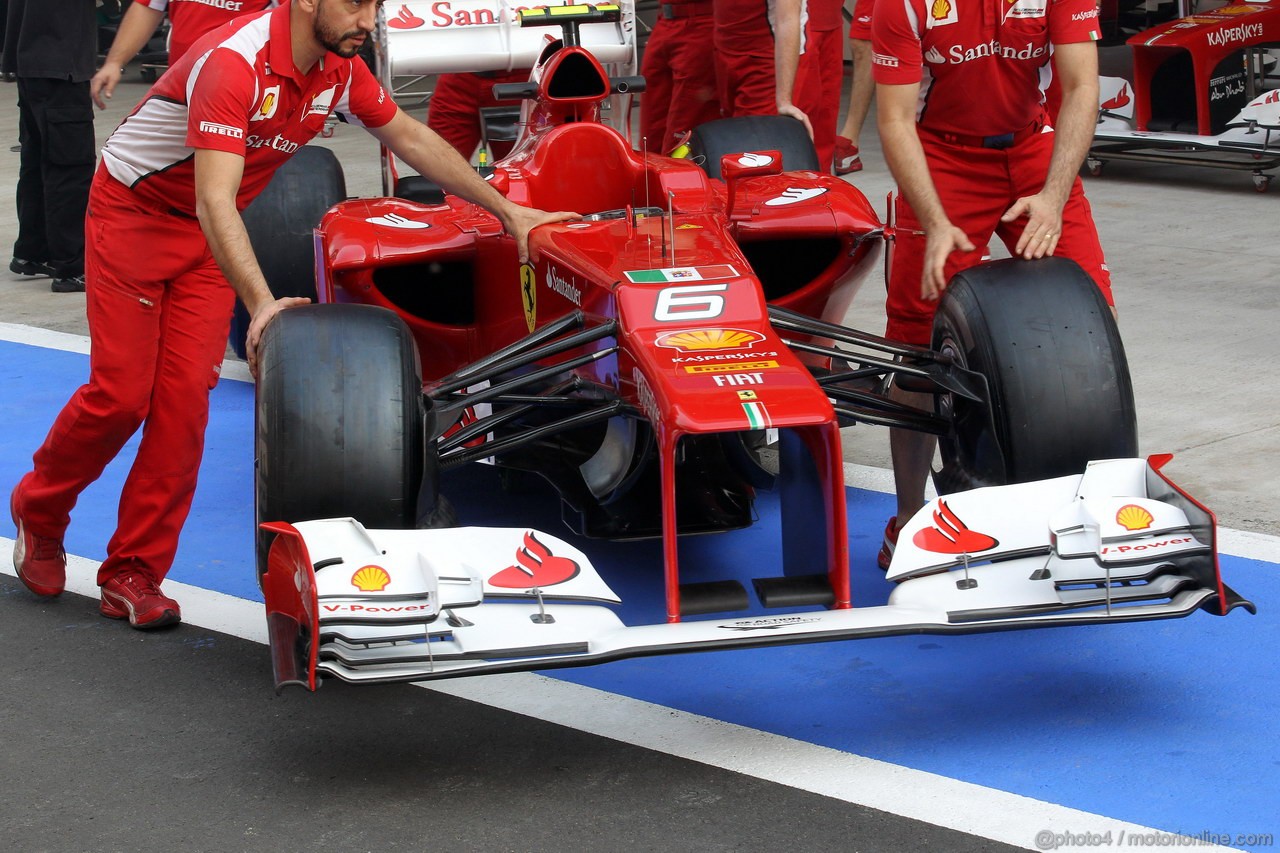 GP INDIA, 26.10.2012- Prove Libere 1, Ferrari carry the flag of the Italian Navy on the cars.