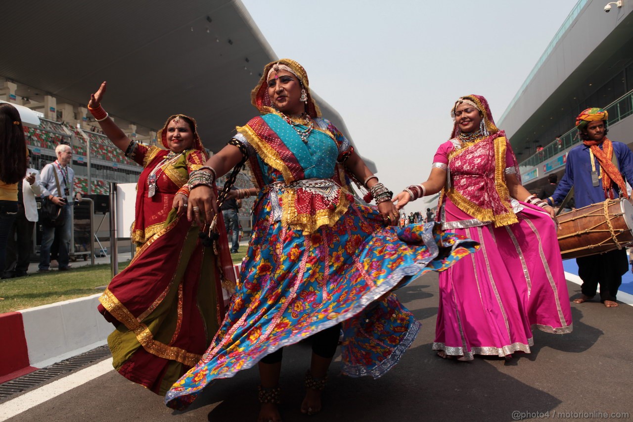 GP INDIA, 26.10.2012- Dancers in the pit lane
