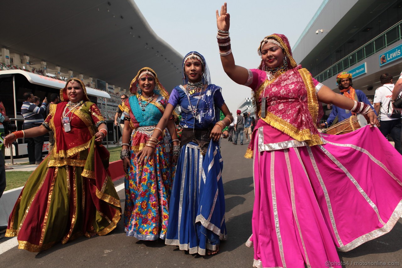 GP INDIA, 26.10.2012- Dancers in the pit lane