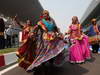 GP INDIA, 26.10.2012- Dancers in the pit lane