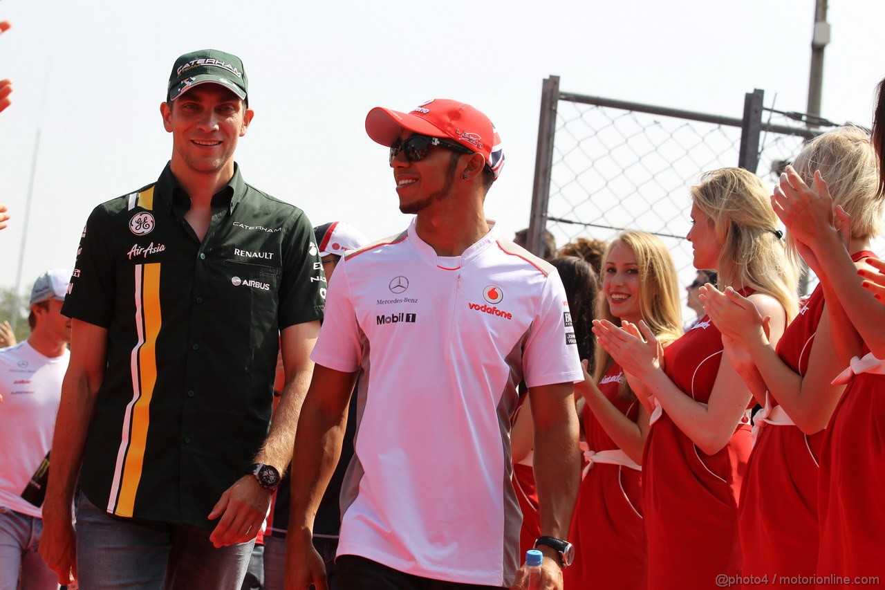 GP ITALIA, 09.09.2012- Vitaly Petrov (RUS) Caterham F1 Team CT01  e Lewis Hamilton (GBR) McLaren Mercedes MP4-27