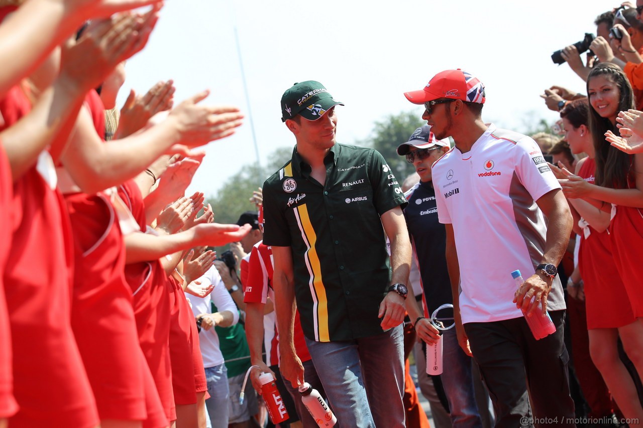 GP ITALIA, 09.09.2012- Vitaly Petrov (RUS) Caterham F1 Team CT01  e Lewis Hamilton (GBR) McLaren Mercedes MP4-27