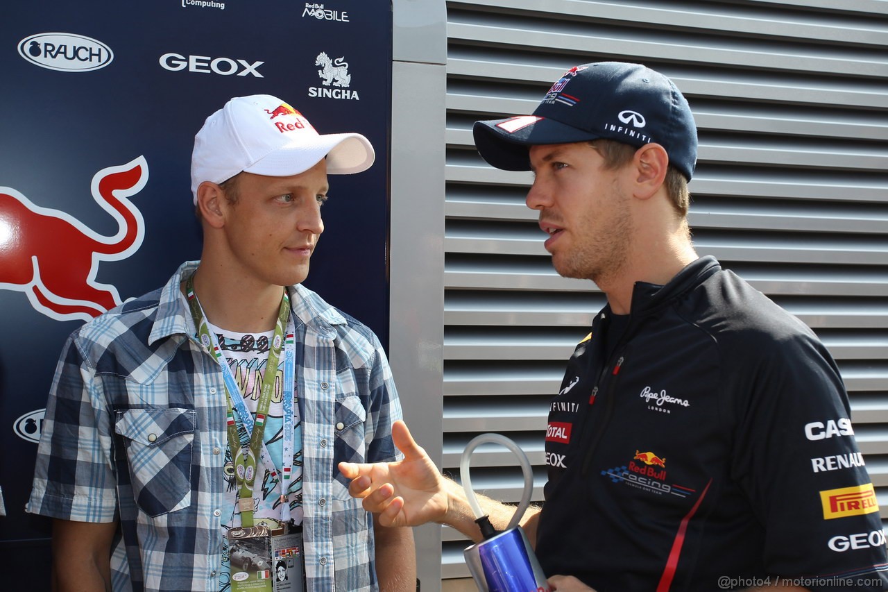 GP ITALIA, 09.09.2012- Mikko Hirvonen (FIN) Rally driver e Sebastian Vettel (GER) Red Bull Racing RB8 