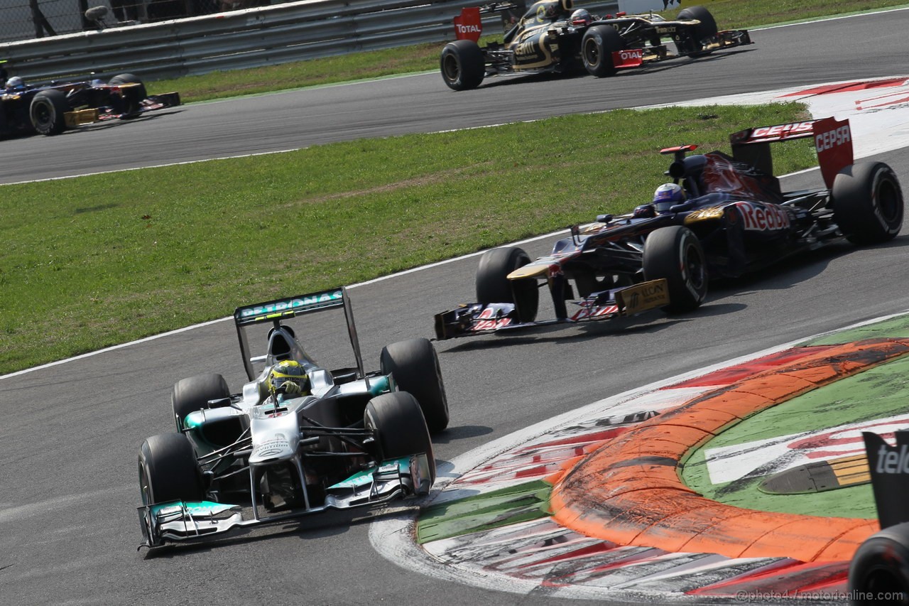 GP ITALIA, 09.09.2012- Gara,  Nico Rosberg (GER) Mercedes AMG F1 W03 davanti a Daniel Ricciardo (AUS) Scuderia Toro Rosso STR7 