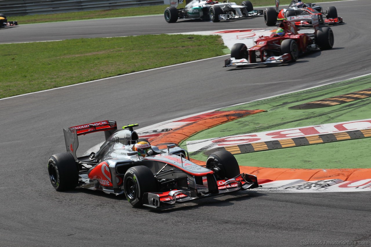 GP ITALIA, 09.09.2012- Gara,  Lewis Hamilton (GBR) McLaren Mercedes MP4-27 davanti a Felipe Massa (BRA) Ferrari F2012 