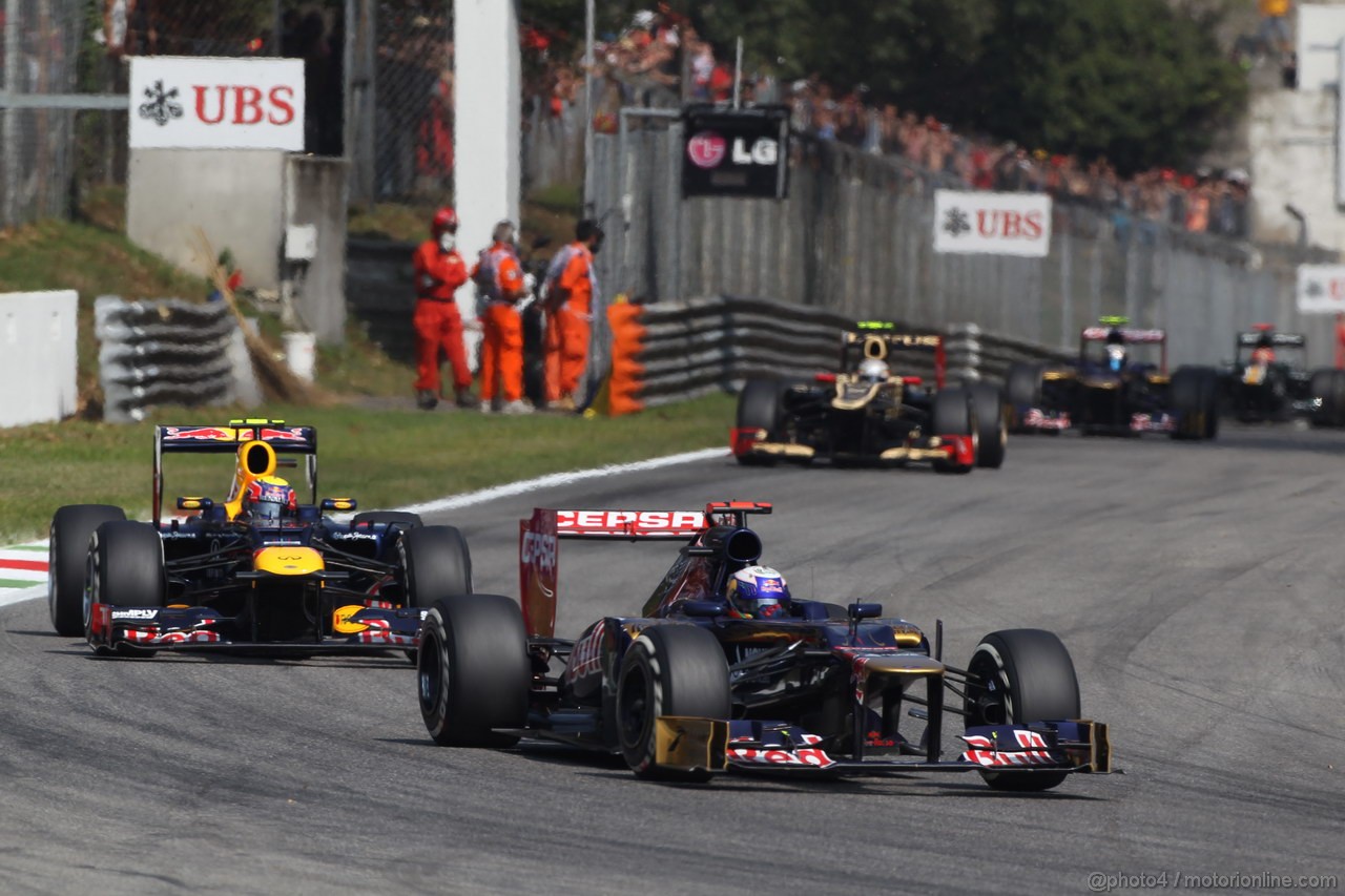 GP ITALIA, 09.09.2012- Gara,  Daniel Ricciardo (AUS) Scuderia Toro Rosso STR7 davanti a Mark Webber (AUS) Red Bull Racing RB8 