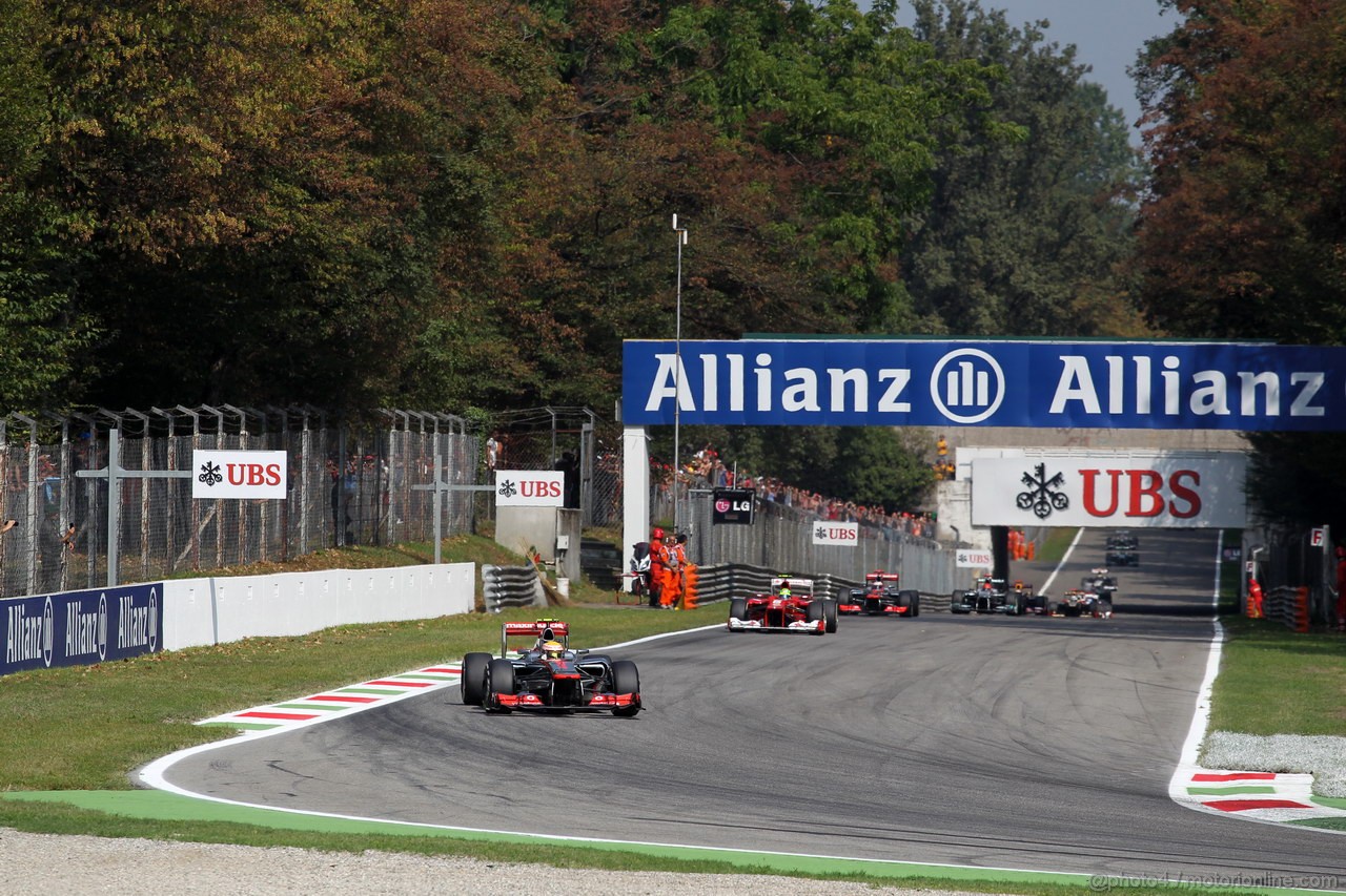 GP ITALIA, 09.09.2012- Gara,  Lewis Hamilton (GBR) McLaren Mercedes MP4-27 davanti a Felipe Massa (BRA) Ferrari F2012 