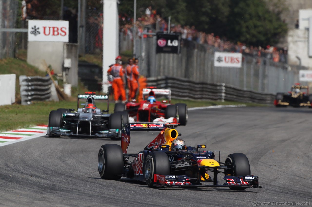 GP ITALIA, 09.09.2012- Gara,  Sebastian Vettel (GER) Red Bull Racing RB8 davanti a Michael Schumacher (GER) Mercedes AMG F1 W03 