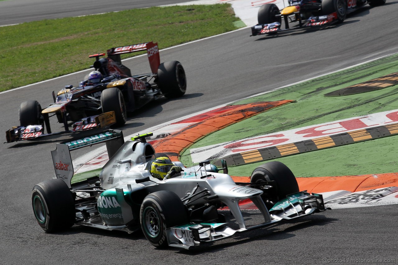 GP ITALIA, 09.09.2012- Gara,  Nico Rosberg (GER) Mercedes AMG F1 W03 davanti a Daniel Ricciardo (AUS) Scuderia Toro Rosso STR7 