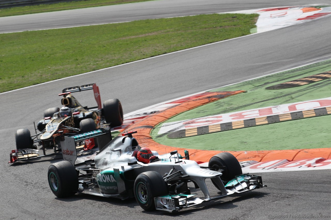 GP ITALIA, 09.09.2012- Gara,  Michael Schumacher (GER) Mercedes AMG F1 W03 davanti a Kimi Raikkonen (FIN) Lotus F1 Team E20 