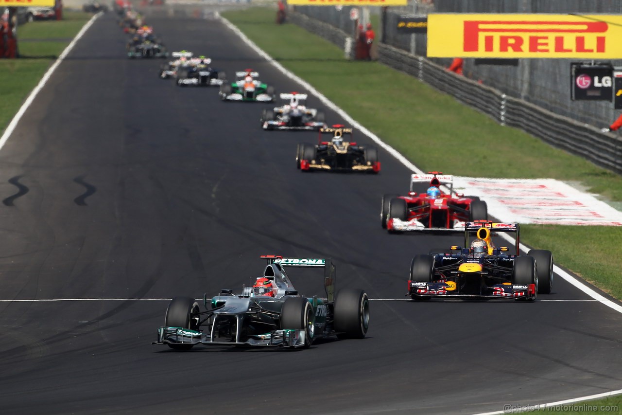 GP ITALIA, 09.09.2012- Gara,  Michael Schumacher (GER) Mercedes AMG F1 W03 davanti a Sebastian Vettel (GER) Red Bull Racing RB8 