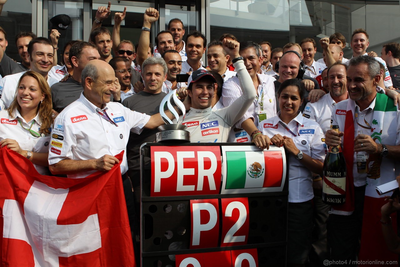 GP ITALIA, 09.09.2012- Gara, Festeggiamenti, secondo Sergio Prez (MEX) Sauber F1 Team C31 with Peter Sauber (SUI), Sauber F1 Team, Team Principal  e Monisha Kaltenborn (AUT), Chief Executive Officer, Sauber F1 Team 