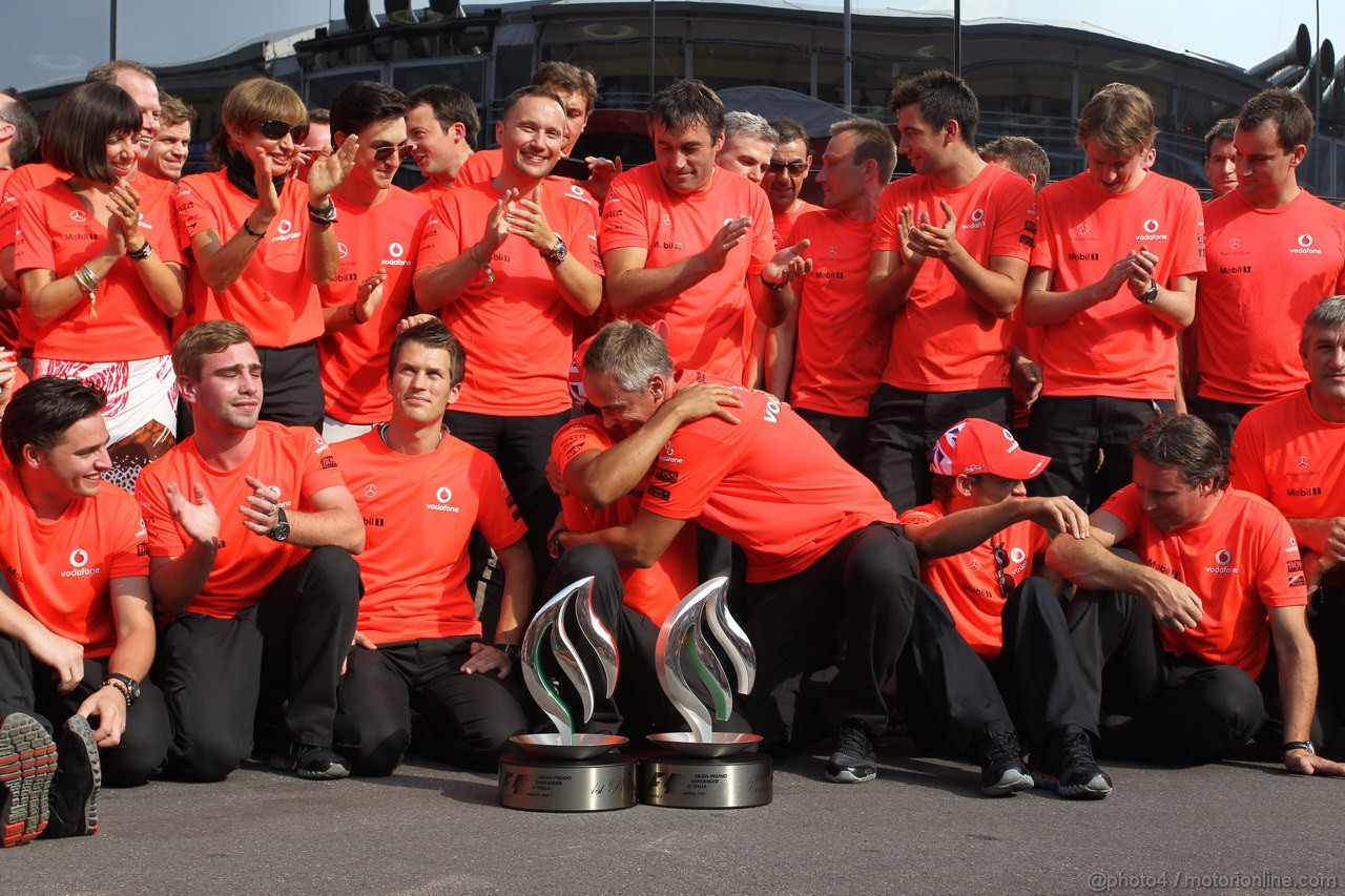 GP ITALIA, 09.09.2012- Gara, Festeggiamenti, Lewis Hamilton (GBR) McLaren Mercedes MP4-27 vincitore with Martin Whitmarsh (GBR), Chief Executive Officer Mclaren 