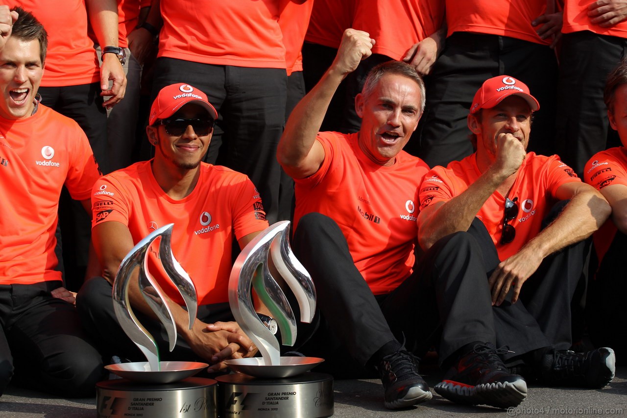 GP ITALIA, 09.09.2012- Gara, Festeggiamenti, Lewis Hamilton (GBR) McLaren Mercedes MP4-27 vincitore with Martin Whitmarsh (GBR), Chief Executive Officer Mclaren e Jenson Button (GBR) McLaren Mercedes MP4-27 