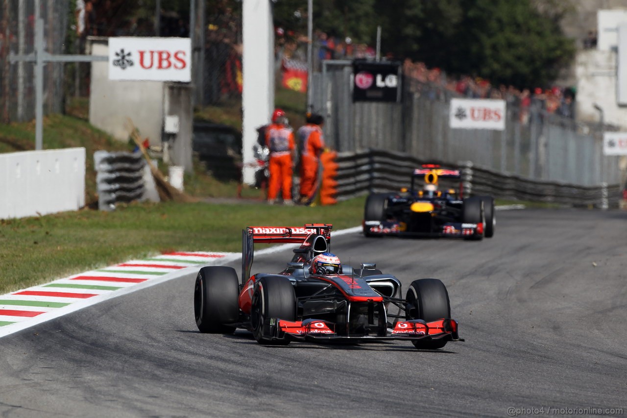 GP ITALIA, 09.09.2012- Gara, Jenson Button (GBR) McLaren Mercedes MP4-27 davanti a Sebastian Vettel (GER) Red Bull Racing RB8 