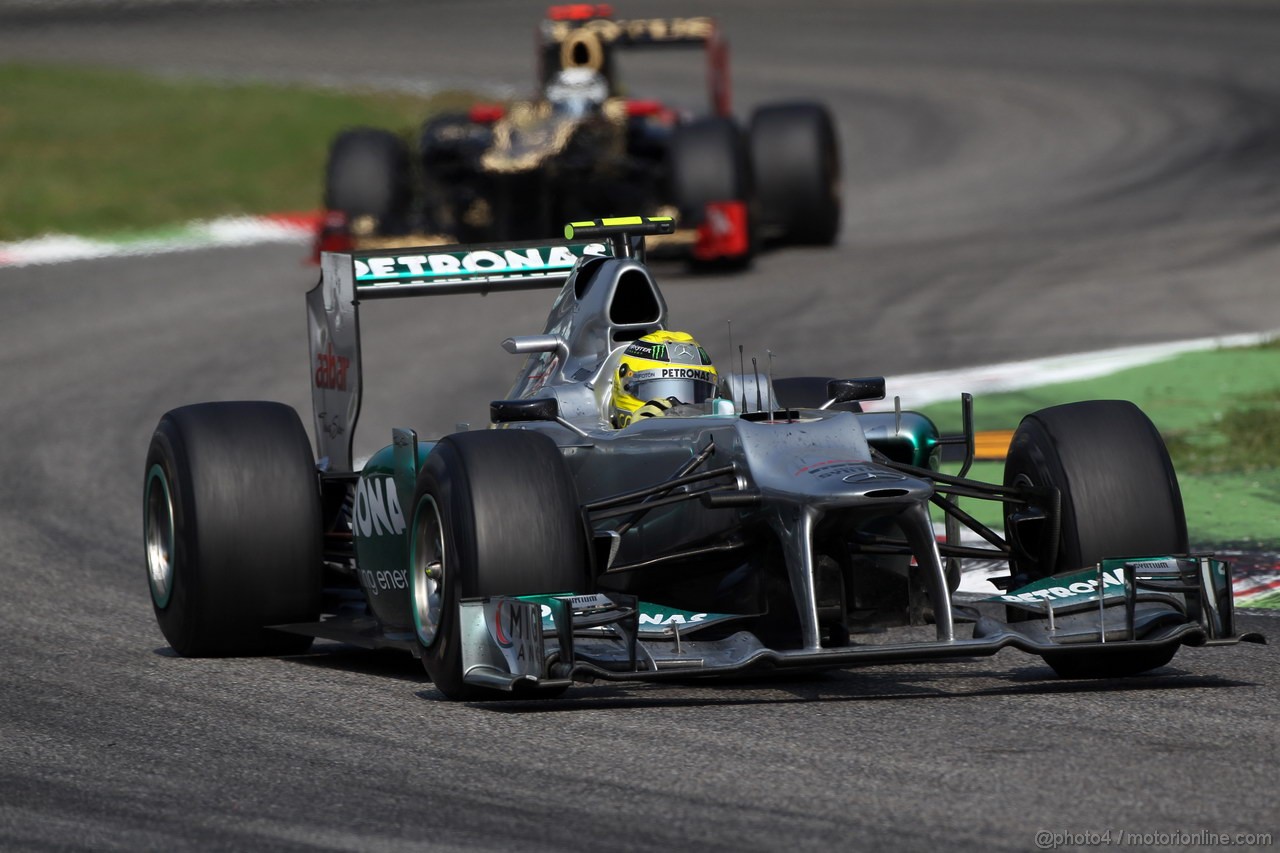 GP ITALIA, 09.09.2012- Gara, Nico Rosberg (GER) Mercedes AMG F1 W03 davanti a Kimi Raikkonen (FIN) Lotus F1 Team E20 