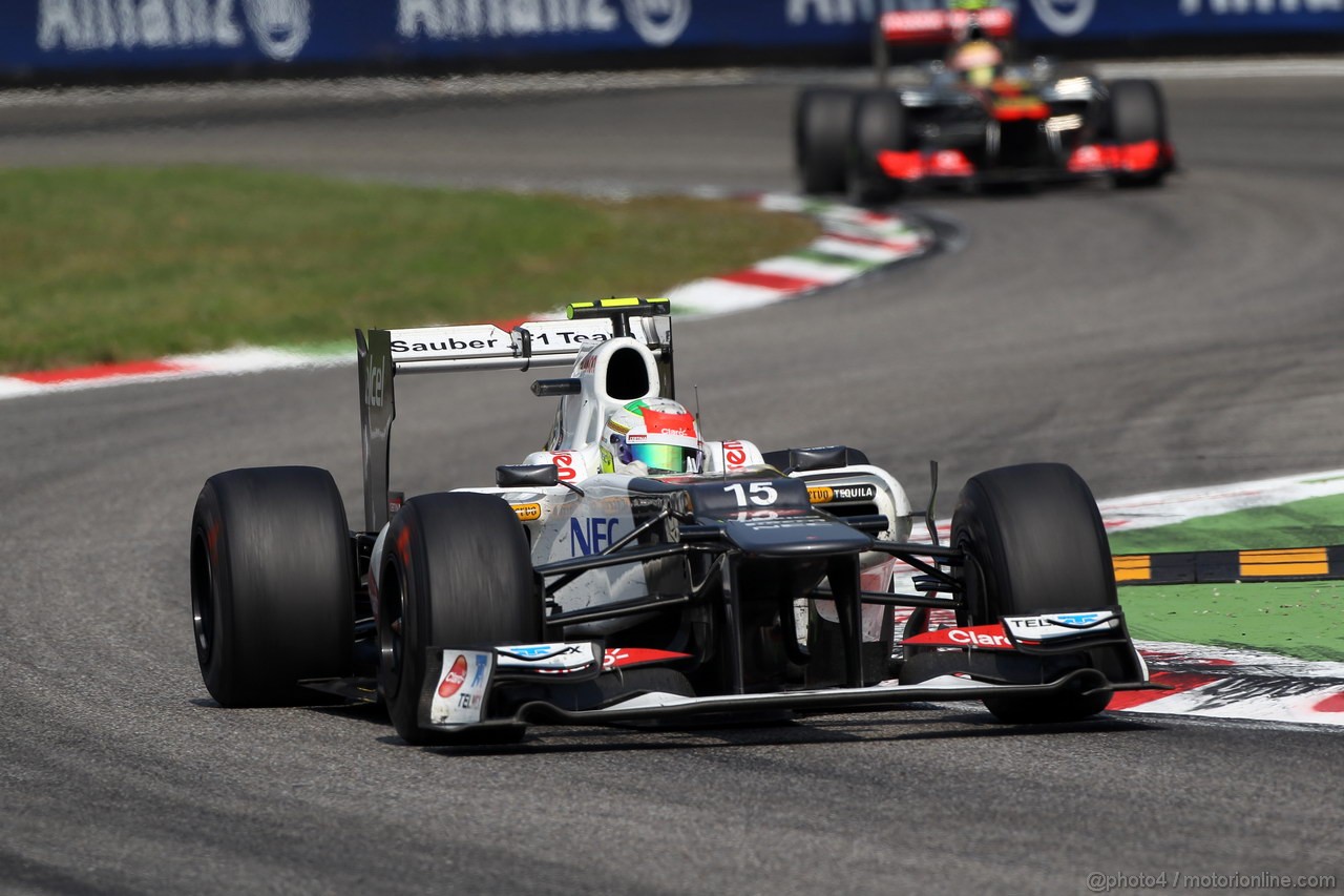 GP ITALIA, 09.09.2012- Gara, Sergio Prez (MEX) Sauber F1 Team C31 davanti a Lewis Hamilton (GBR) McLaren Mercedes MP4-27 